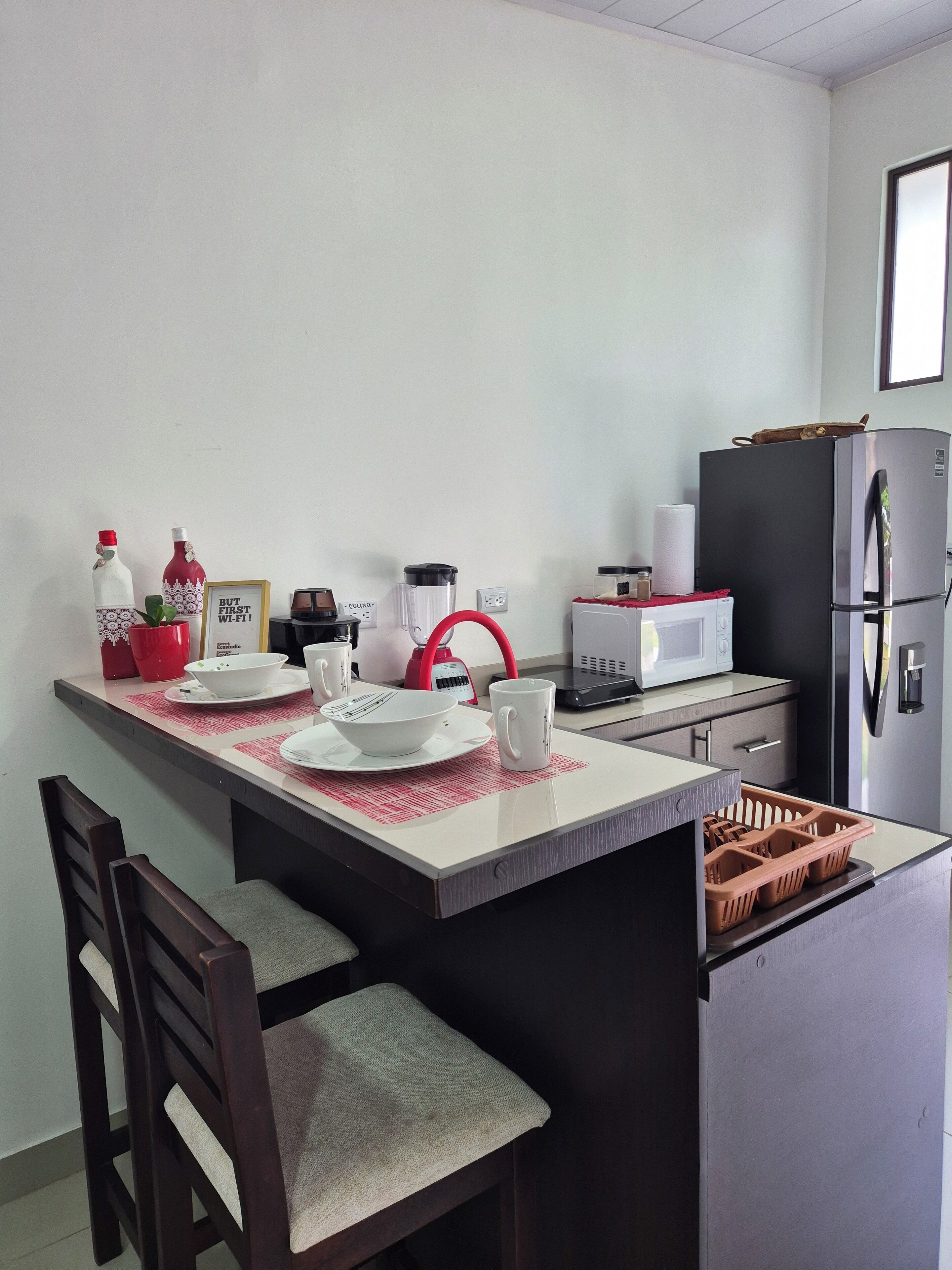 Full-size fridge, microwave, oven, stovetop