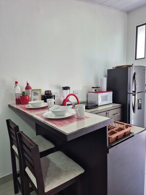 Grand réfrigérateur, micro-ondes, four, plaque de cuisson