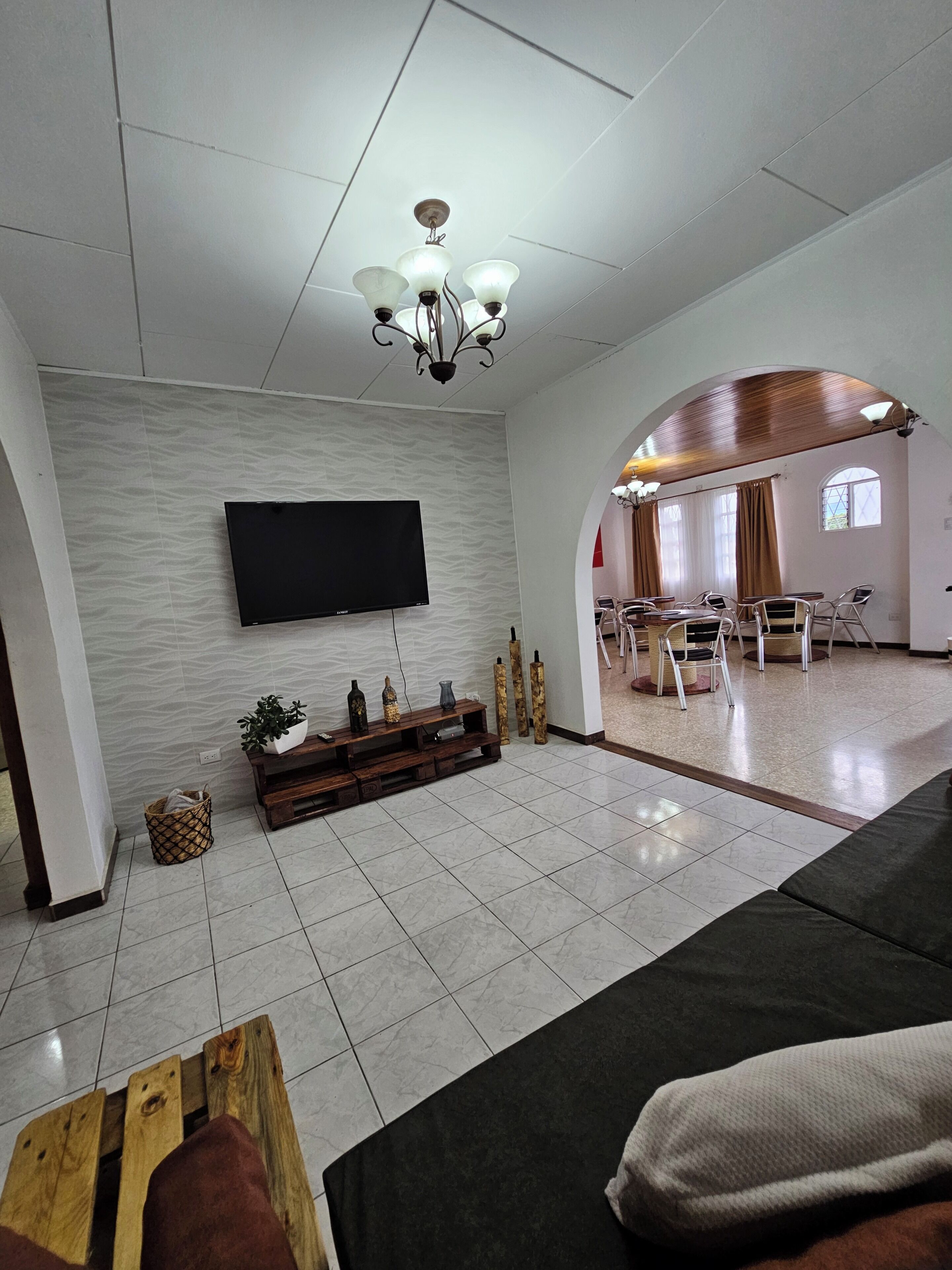 55-英寸液晶电视 （配备有线频道）、加热地板