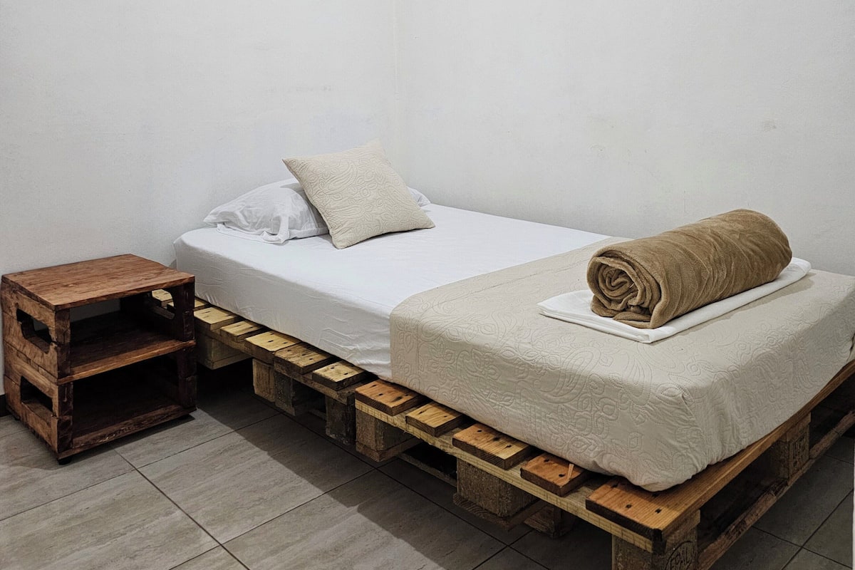 Deluxe Single Room, Patio | Dihias secara berasingan, dilengkapkan perabot secara berasingan