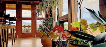 Sunrise Sanctuary: Tranquil El Prado Retreat, Mountain Views, 11 mi from Taos