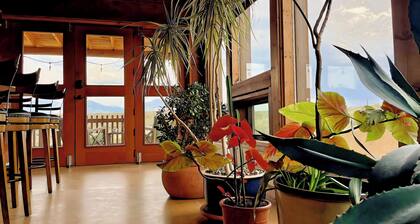 Sunrise Sanctuary: Tranquil El Prado Retreat, Mountain Views, 11 mi from Taos