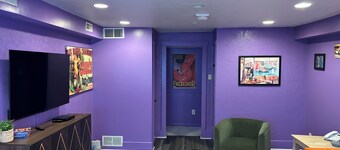 Friends themed apartment w/free parking