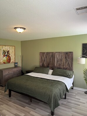 3 bedrooms, WiFi, bed sheets - Three bedroom home, pets allowed. (Cypress)