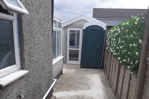 2 Bed House - Sleeps 3 - Pets - Parking - Wifi