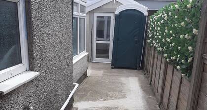 2 Bed House - Sleeps 3 - Pets - Parking - Wifi