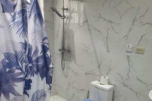 Shower, towels - 4 Bed-4 EnSuite-Sleeps 12-AirCon-5 Min To Beach (St Ann's Bay)