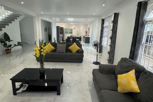 4 Bed-4 EnSuite-Sleeps 12-AirCon-5 Min To Beach