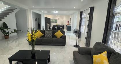 4 Bed-4 EnSuite-Sleeps 12-AirCon-5 Min To Beach