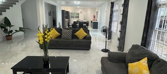 4 Bed-4 EnSuite-Sleeps 12-AirCon-5 Min To Beach