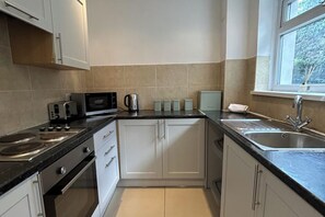 Een koelkast, een magnetron, een oven, een kookplaat