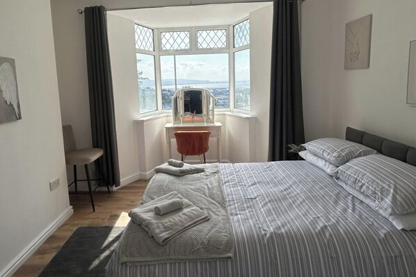 4 slaapkamers, een strijkplank/strijkijzer, wifi, beddengoed