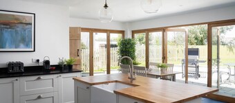 4-Bed Cottage - Pets with Garden & Wood Burner