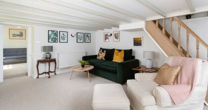 4-Bed Cottage in the Lizard - Pet Friendly