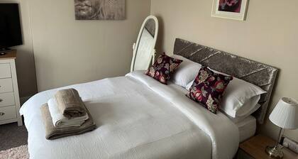 2 Bed Flat - Sleeps 4 Antrim town centre