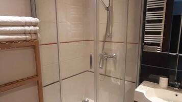 Shower, hair dryer, towels