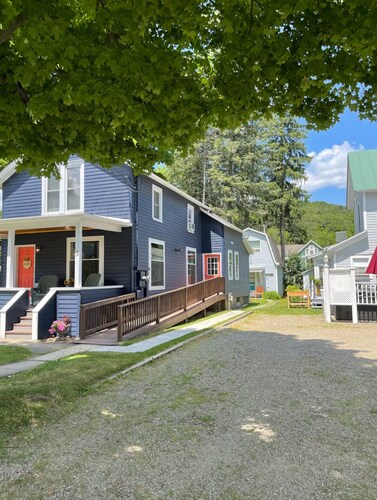 Adorable Tiny House in heart of Ellicottville - minutes to ski, walk to town
