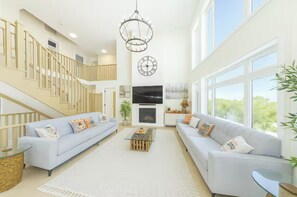 Smart TV, chimenea, videojuegos y futbolito