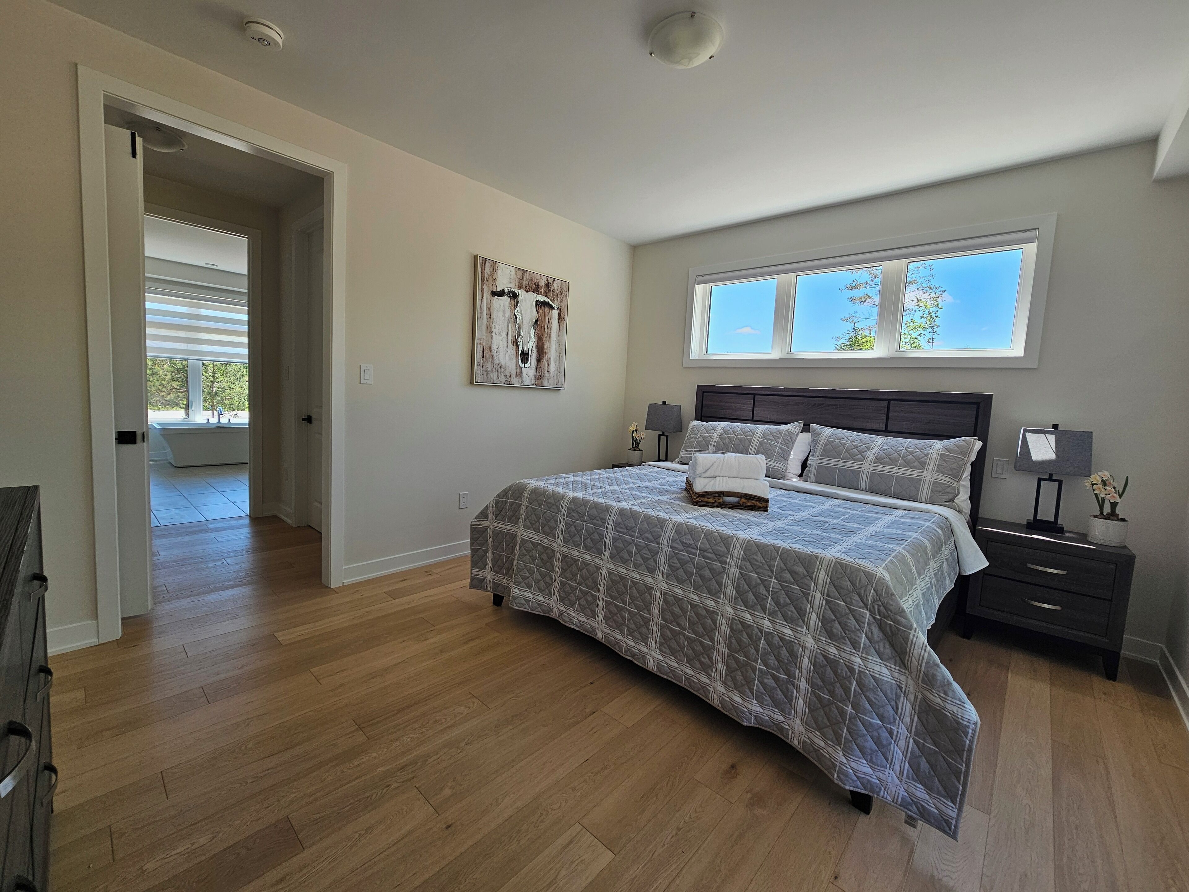 5 bedrooms, desk, iron/ironing board, travel crib