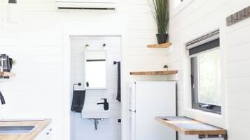 Refrigerador, microondas, parrilla de estufa y cafetera y tetera