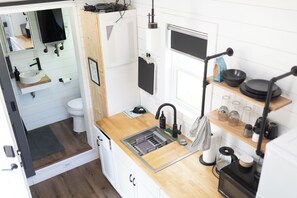 Refrigerador, microondas, parrilla de estufa y cafetera y tetera 
