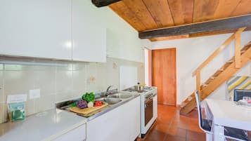 Køleskab, ovn, kogeplade, køkkentøj/tallerkener/redskaber