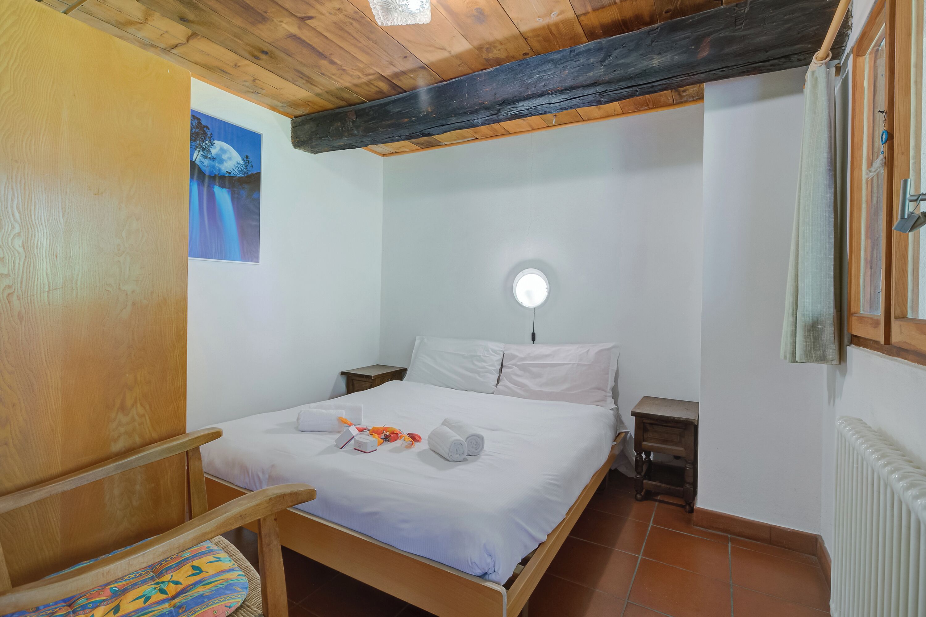 2 bedrooms, bed sheets