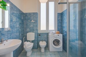 Regadera, secadora de cabello, bidet, toallas