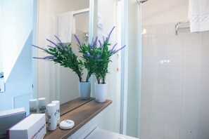 Shower, hair dryer, towels - Sea View Historic Center, Sanremo, Italy (Sanremo)