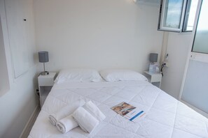1 chambre, fer et planche à repasser, draps fournis