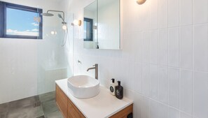 Dusche, umweltfreundliche Kosmetikartikel, Haartrockner, Handtücher