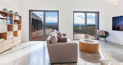 Camber Farmhouse Jindabyne Countryside