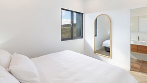 6 bedrooms, desk, iron/ironing board, free WiFi