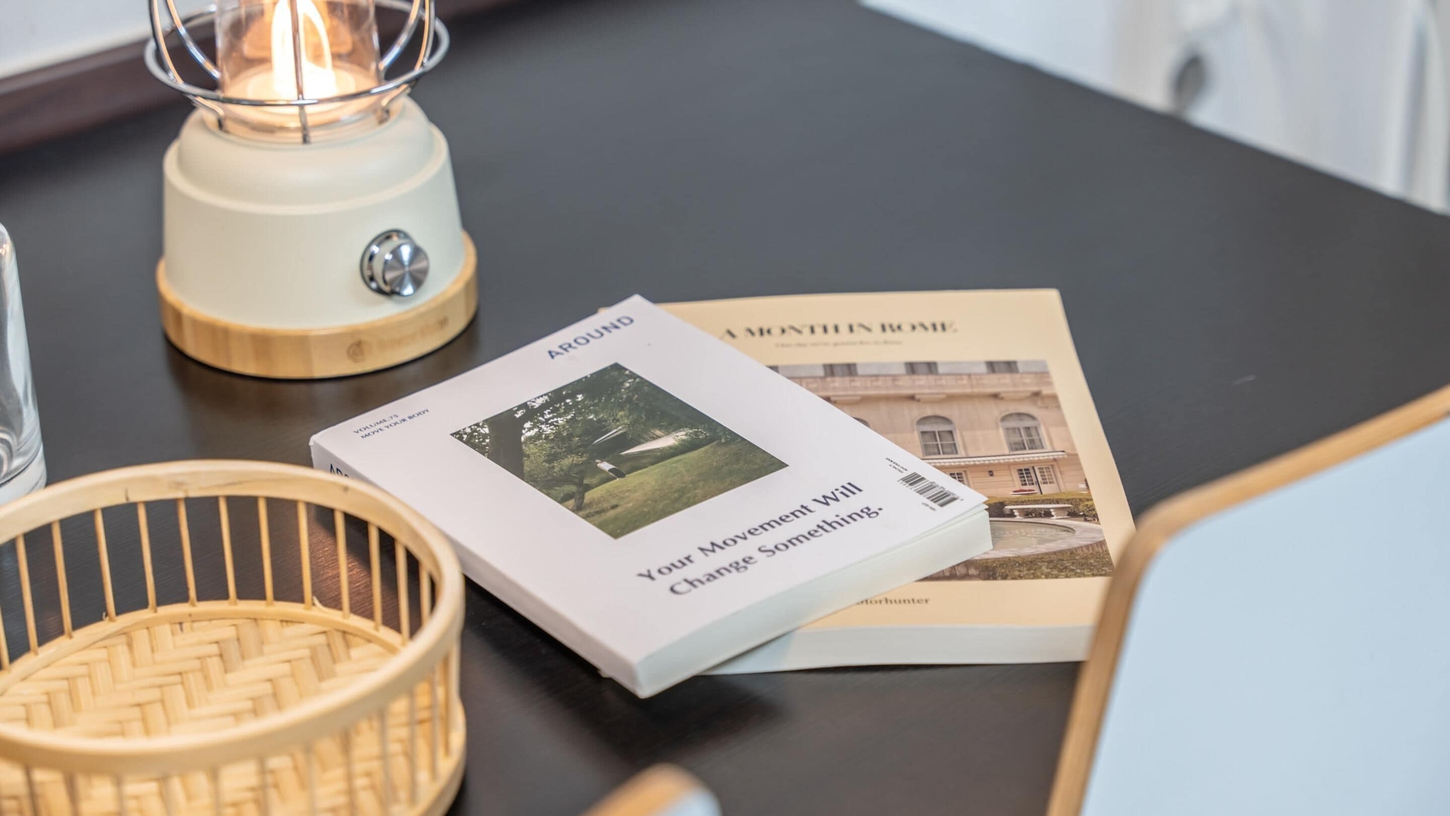 Un libro con el título 'A MONTH'S ROME' y una lámpara sobre una mesa.