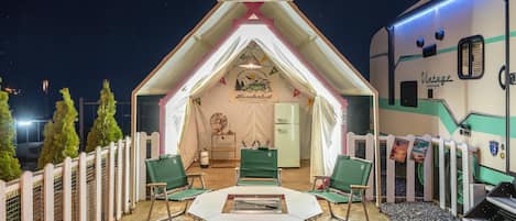 Basic Room, 1 Bedroom (Caravan USA 8 (BBQ,Pet-Friedly)) | 1 bedroom, free WiFi