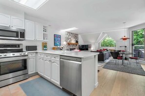 Frigorífico, microondas, horno y placa de cocina