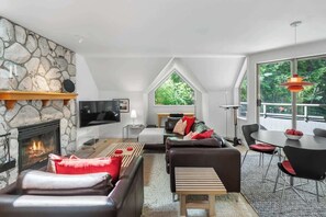 TV, caminetto, studio