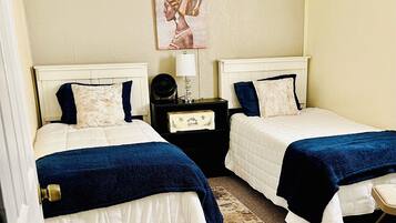 2 habitaciones, escritorio y tabla de planchar con plancha