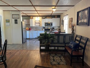 Réfrigérateur, micro-ondes, four, plaque de cuisson