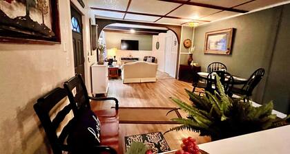 The picket fence
Nana's big dream
3 beds-2 bedrooms -privacy patio deck