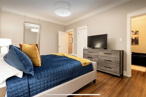 2 bedrooms, iron/ironing board, WiFi, bed sheets - Renovated Art Deco retreat with porch and 2 King Beds, walk to coffee and food! (Kansas City)