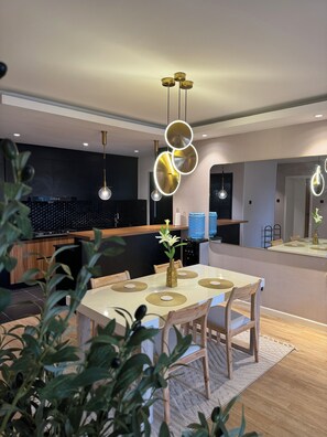 Dining - Luxury 2 Bedroom apartment in Westland + Remote office (westland)