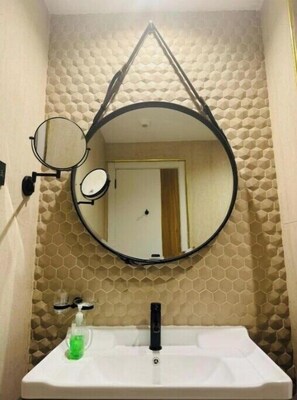 Hair dryer, towels, soap, toilet paper - Luxury 2 Bedroom apartment in Westland + Remote office (westland)
