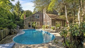 Outdoor pool - Villa Flasses (Southampton)