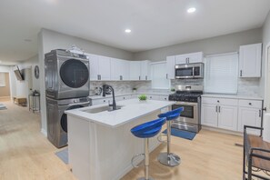 冷蔵庫、電子レンジ、オーブン、コンロ