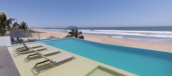 Beachfront Condo With Pool Brand New