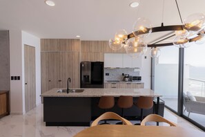 Kühlschrank, Mikrowelle, Herdplatte, Wasserkocher mit Kaffee-/Teezubehör