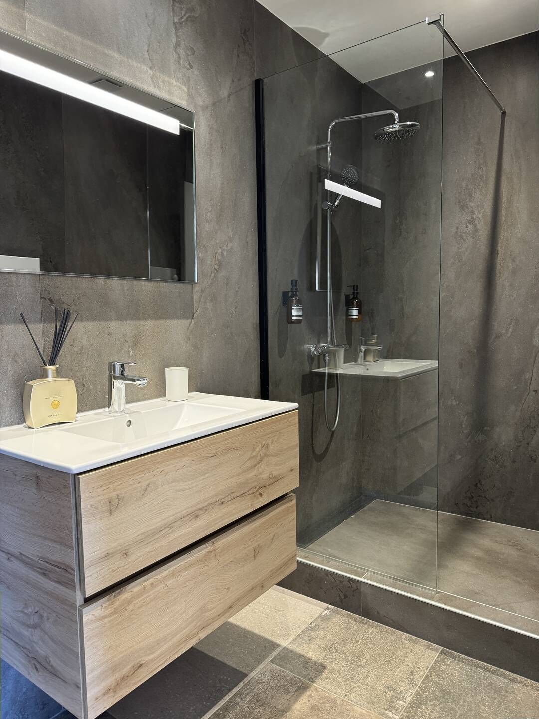 Toalettartikler (inkludert) og hårføner