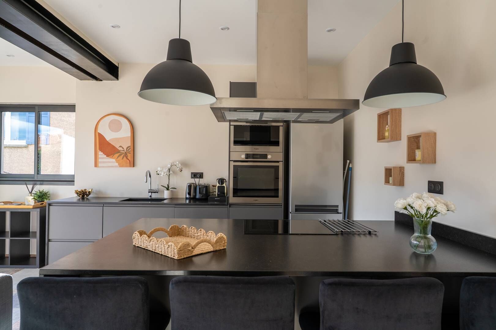 Jääkaappi, mikroaaltouuni, uuni, astianpesukone