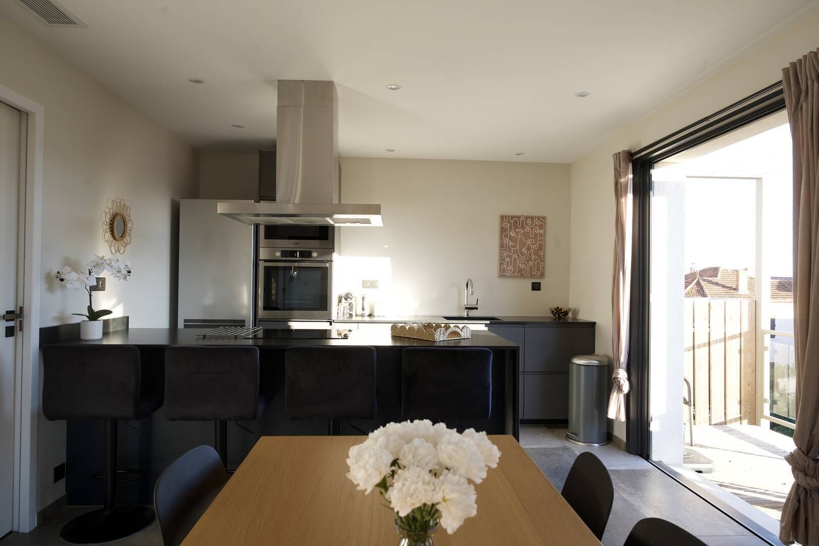 Een koelkast, een microgolfoven, een oven, een vaatwasser